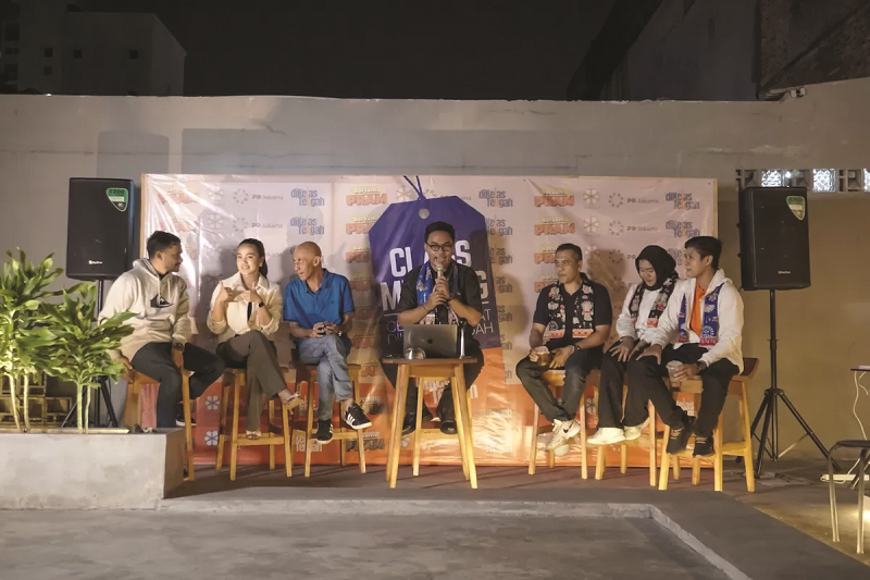 Bawahnya ada Pembaca Menulis kasih garis KOMITMEN: Loyalis Anies Baswedan, Gheisz Chalifah di acara #DiKelasTengah, Sabtu (23/11). (Istimewa)