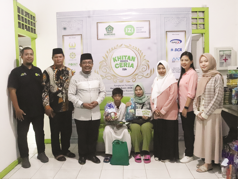 ISTIMEWA ABADIKAN MOMEN: Kepala Kantor Kementerian Agama Kota Tarakan, H. Syopyan, S.Ag., M.Pd, dan Kepala Perwakilan IZI Kaltara, Reza Fahriza, berfoto bersama dengan anak-anak dhuafa yang mengikuti