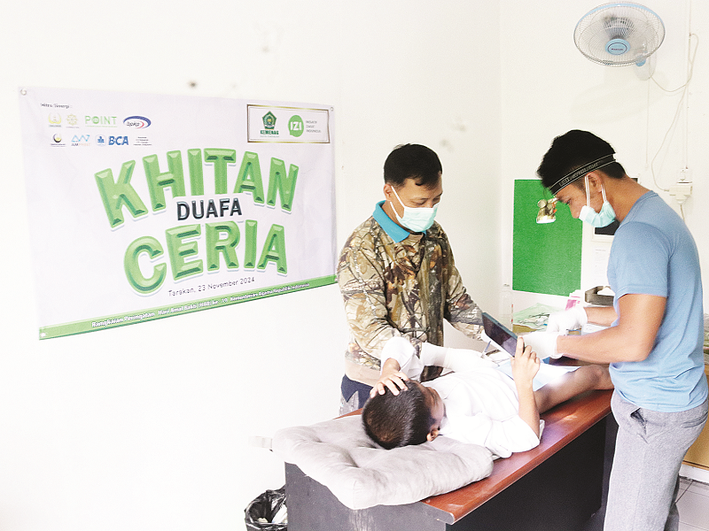 KHITAN DHUAFA CERIA: Tim medis melakukan tindakan khitan kepada anak-anak yang mengikuti program.