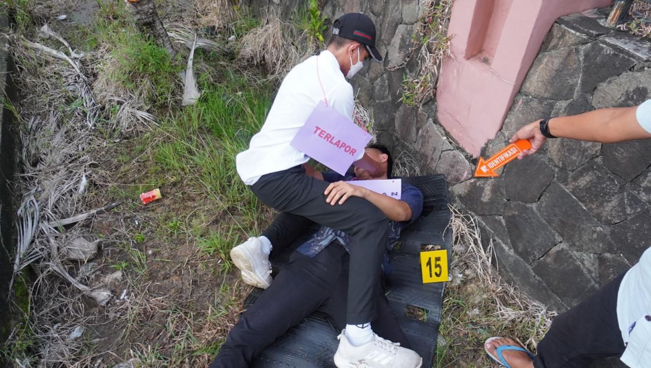 ELIAZAR/RADAR TARAKAN PRA REKONSTRUKSI: Penyidik Satreskrim Polres Tarakan melakukan pra rekonstruksi terhadap kasus penganiayaan.