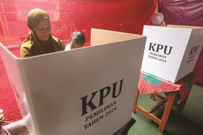 PILGUB: Warga mengikuti simulasi pemungutan suara pemilihan Gubernur dan Wakil Gubernur Provinsi DKI Jakarta 2024 di SMPN 250 Jakarta, Sabtu (16/11/2024). (Salman Toyibi/Jawa Pos)