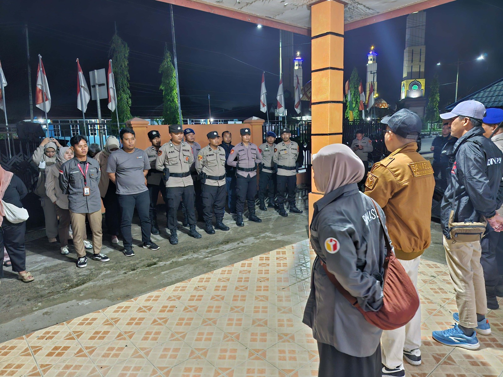 BERIKAN ARAHAN : Ketua Bawaslu memberikan arahan sebelum patroli pengawasan.