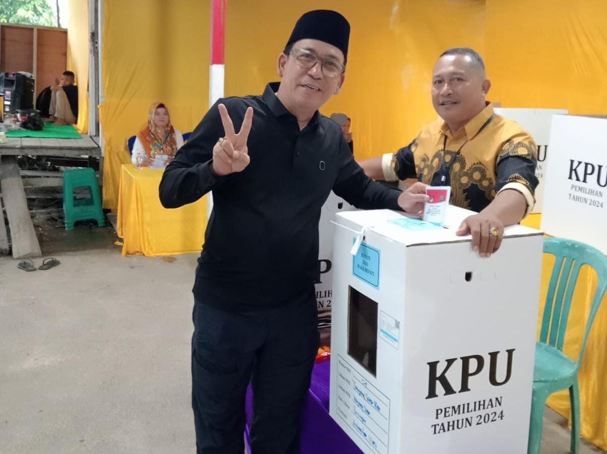 NYOBLOS : Cabup Bulungan menyalurkan hak pilihnya di TPS 054, Rabu (27/11).