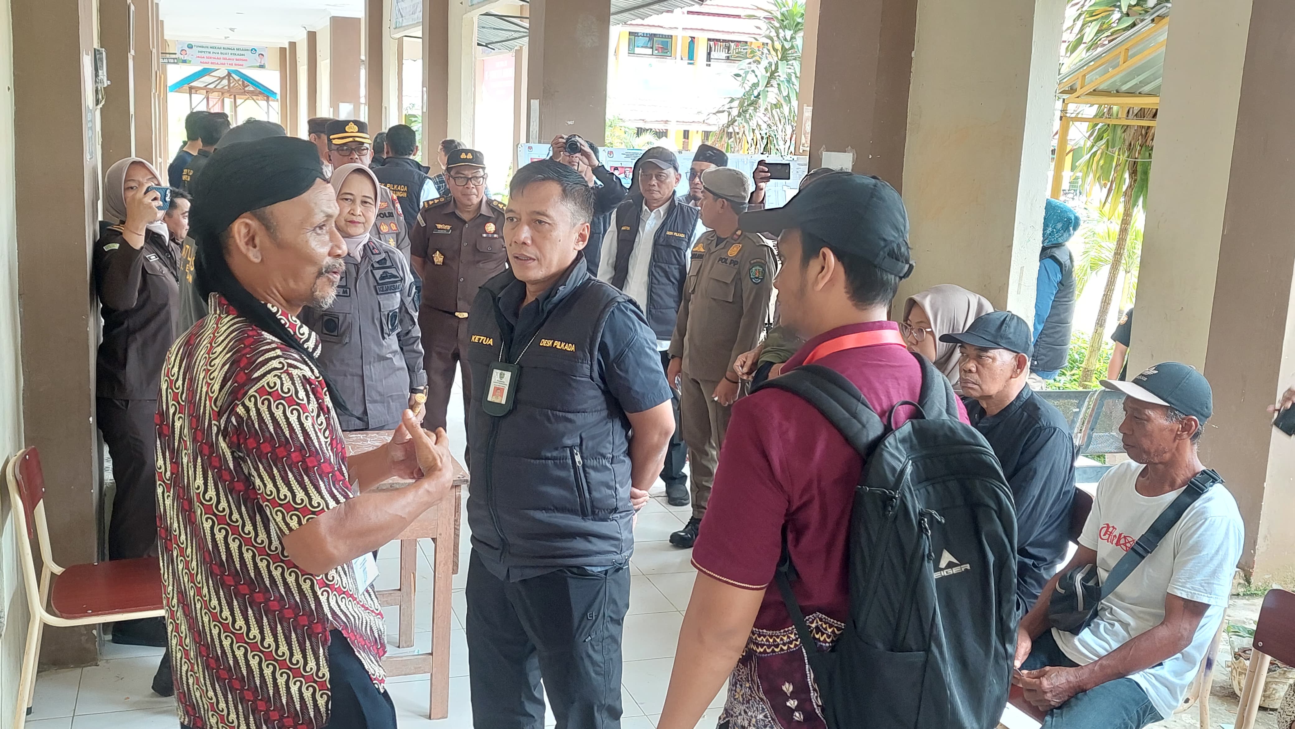 MONITORING : Tim Desk Pilkada Bulungan bersama unsur Forkopimda Bulungan dan Kaltara memonitoring pemungutan suara di TPS.