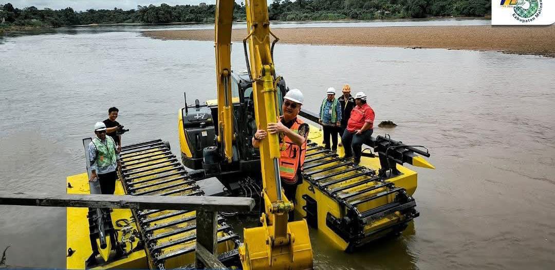 HADI ARIS// Alat Excavator Amfibi (Amphibious Indonesia)