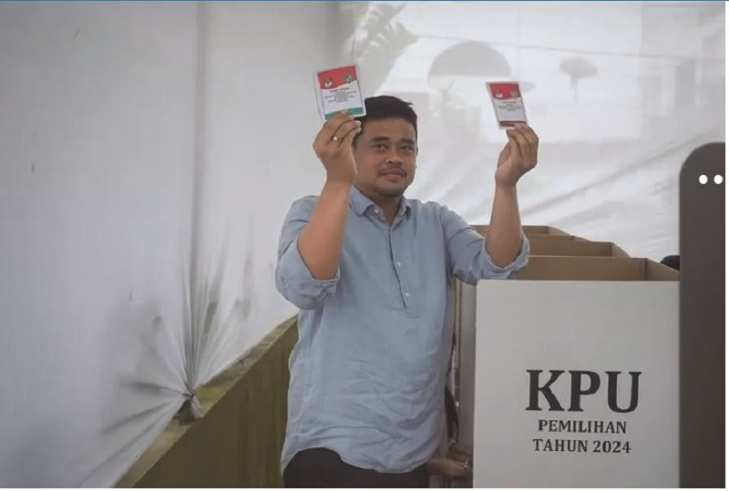 UNGGUL: Calon Gubernur (Cagub) Sumatera Utara (Sumut) nomor urut 1, Bobby Nasution saat menyalurkan hak suaranya di TPS 15, Kelurahan Asam Kumbang, Kecamatan Medan Selayang, Kota Medan, pada Rabu (27/