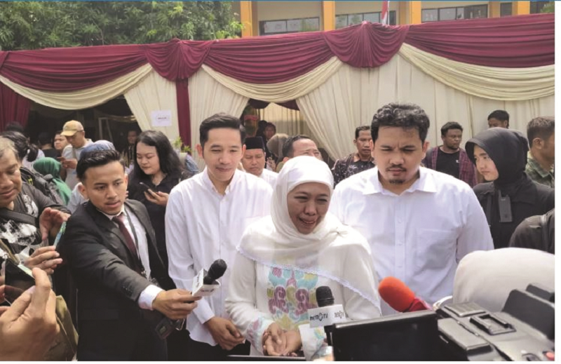 NYOBLOS: Cagub Jatim nomor urut 2 Khofifah Indar Parawansa seusai menyalurkan hak pilihnya di TPS kawasan Margorejo Surabaya, Rabu (27/11). (Aini for JawaPos.com)