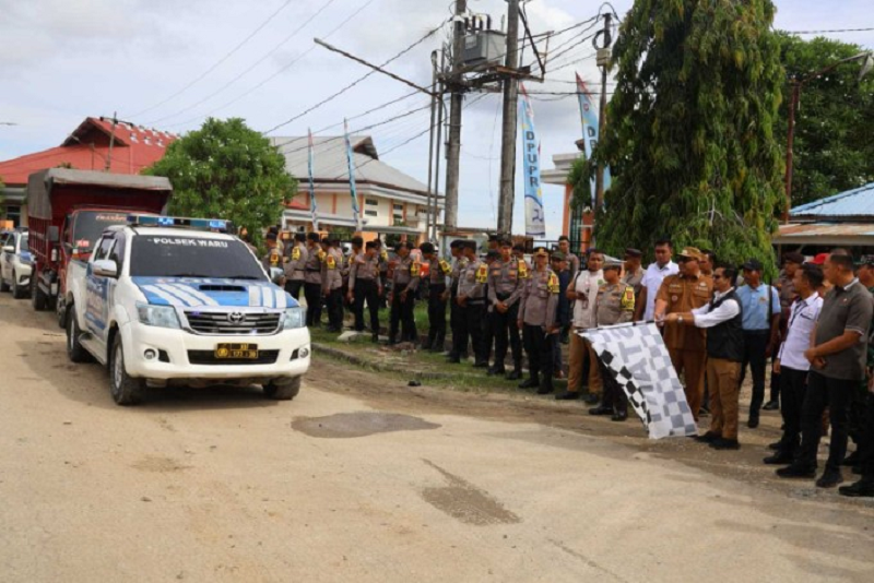 ISTIMEWA LEPAS LANGSUNG: Pj Bupati PPU Muhammad Zainal Arifin saat melepas langsung armada pengangkut logistik Pemilihan Kepala Daerah (Pilkada) Serentak 2024, Senin (25/11).