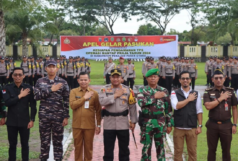 ISTIMEWA APEL SIAGA: Sekda PPU Tohar saat menghadiri Apel Siaga Pergeseran Pasukan Pengamanan Tempat Pemungutan Suara (TPS) di halaman Mapolres PPU, Senin (25/11).