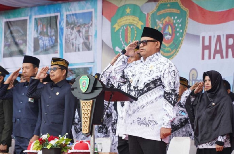 ISTIMEWA UPACARA PERINGATAN: Pj Bupati PPU Muhammad Zainal Arifin saat memimpin upacara peringatan HUT ke-79 PGRI dan HGN Tahun 2024, Senin (25/11).