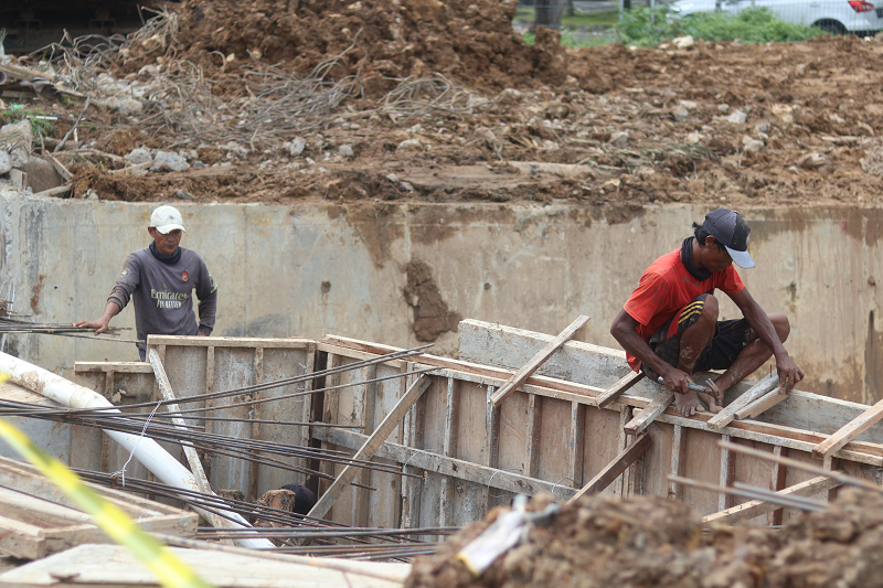 ANGGI PRADITHA/KP KEJAR TARGET: Proyek saluran sekunder di Balikpapan Baru disebut tinggal dirapikan. Karena pemasangan gorong-gorong sudah selesai