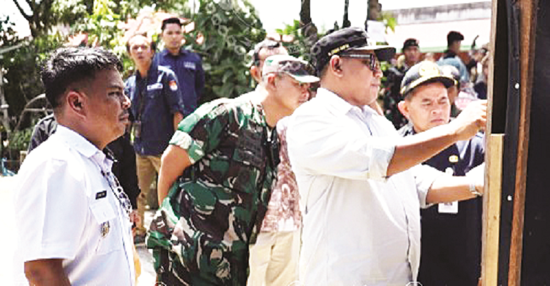 ISTIMEWA TINJAU LANGSUNG : Pj Bupati PPU Muhammad Zainal Arifin saat meninjau langsung pelaksanaan Pilkada di sejumlah TPS di PPU.