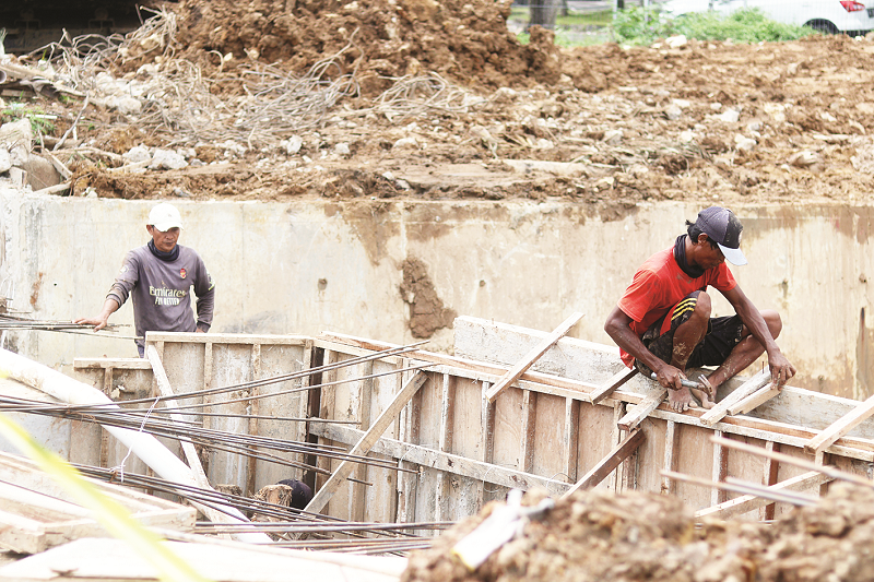 ANGGI PRADITHA/KP KEJAR TARGET: Proyek saluran sekunder di Balikpapan Baru disebut tinggal dirapikan. Karena pemasangan gorong-gorong sudah selesai.
