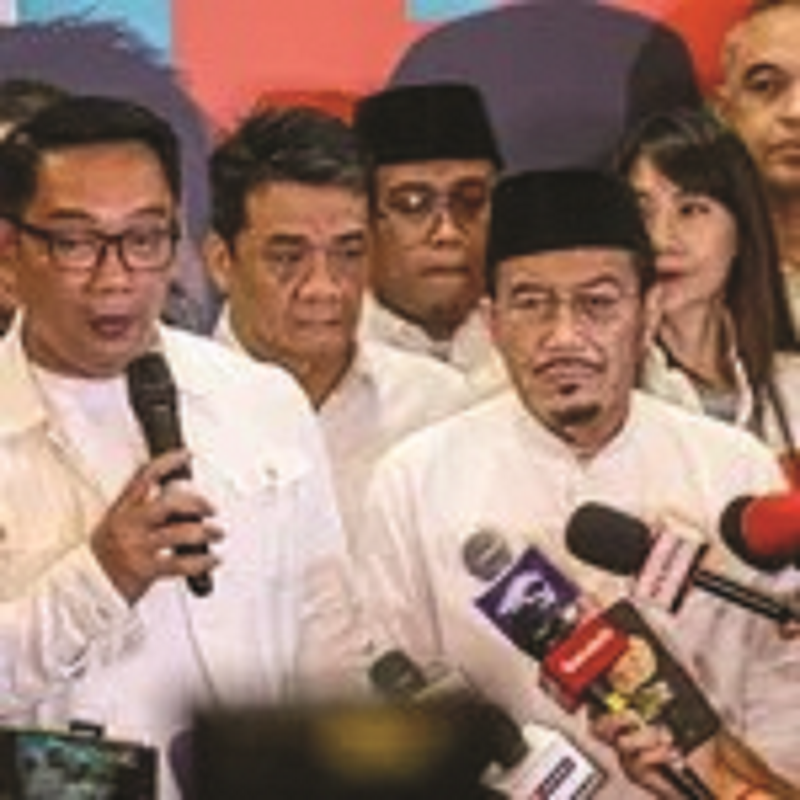 TUNGGU KPU: Calon Gubernur DKI Jakarta Ridwan Kamil dan Calon Wakil Gubernur DKI Jakarta Suswono beserta petinggi partai koalisi memberikan keterangan kepada wartawan di Hotel Sultan, Jakarta