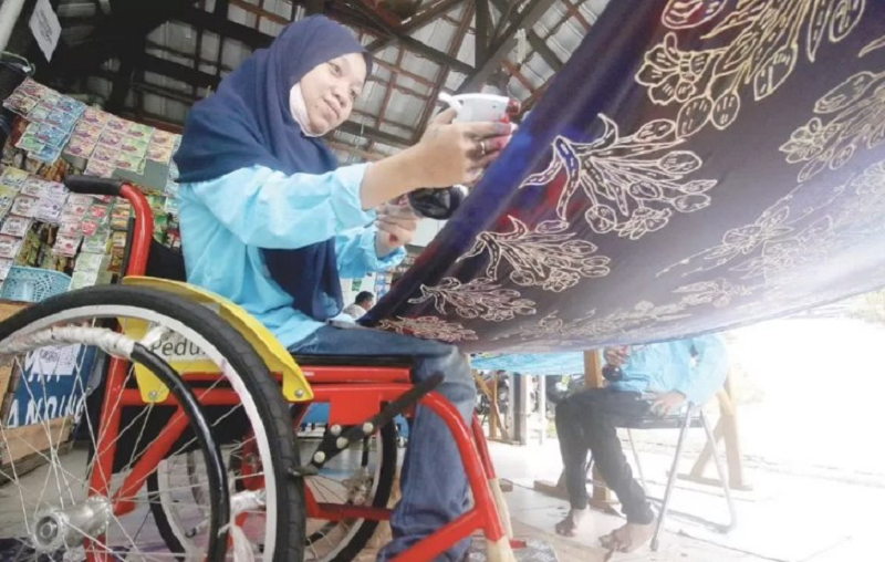 KP TAMBAH ILMU: Ilustrasi pelatihan membatik bagi penyandang disabilitas di Kota Minyak.