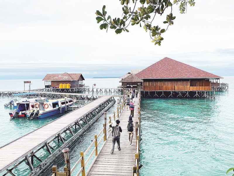 KP MOMENTUM: Penurunan harga tiket pesawat untuk momen Nataru diperkirakan membuat kunjungan pelancong ke Kaltim meningkat. Baik itu ke kawasan wisata di Berau, maupun IKN yang dianggap masih membuat