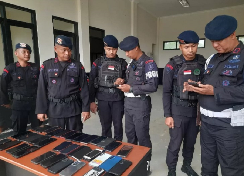 KP PERIKSA : Provos Brimob Polda Kaltim melakukan pemeriksaan HP milik anggota yang sebelumnya mendadak dikumpulkan.