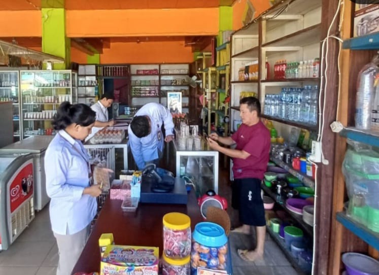 JELANG NATARU: BPOM Tarakan dan Dinkes Tana Tidung melakukan sidak produk kedaluwarsa dan tanpa izin edar dari BPOM di salah satu toko. (IST)