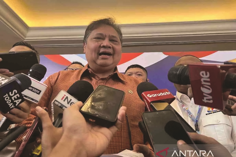 SATGAS: Menteri Koordinator (Menko) Bidang Perekonomian Airlangga Hartarto menjawab pertanyaan awak media saat menghadiri Rapat Pimpinan Nasional (Rapimnas) Kadin 2024 di Jakarta, Minggu (1/12/2024).