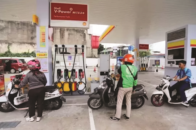 ILUSTRASI: Pemotor mengisi BBM di SPBU Shell. Per 1 Desember harga di SPBU swasta naik. &nbsp;(Dok. JawaPos.com)