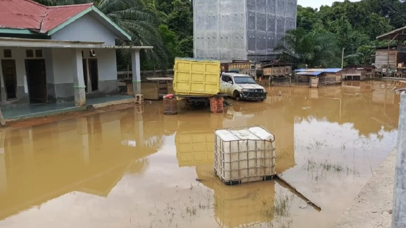 KP MULAI TURUN: Kondisi banjir yang sempat menggenang rumah warga berangsur-angsur turun ketinggiannya.