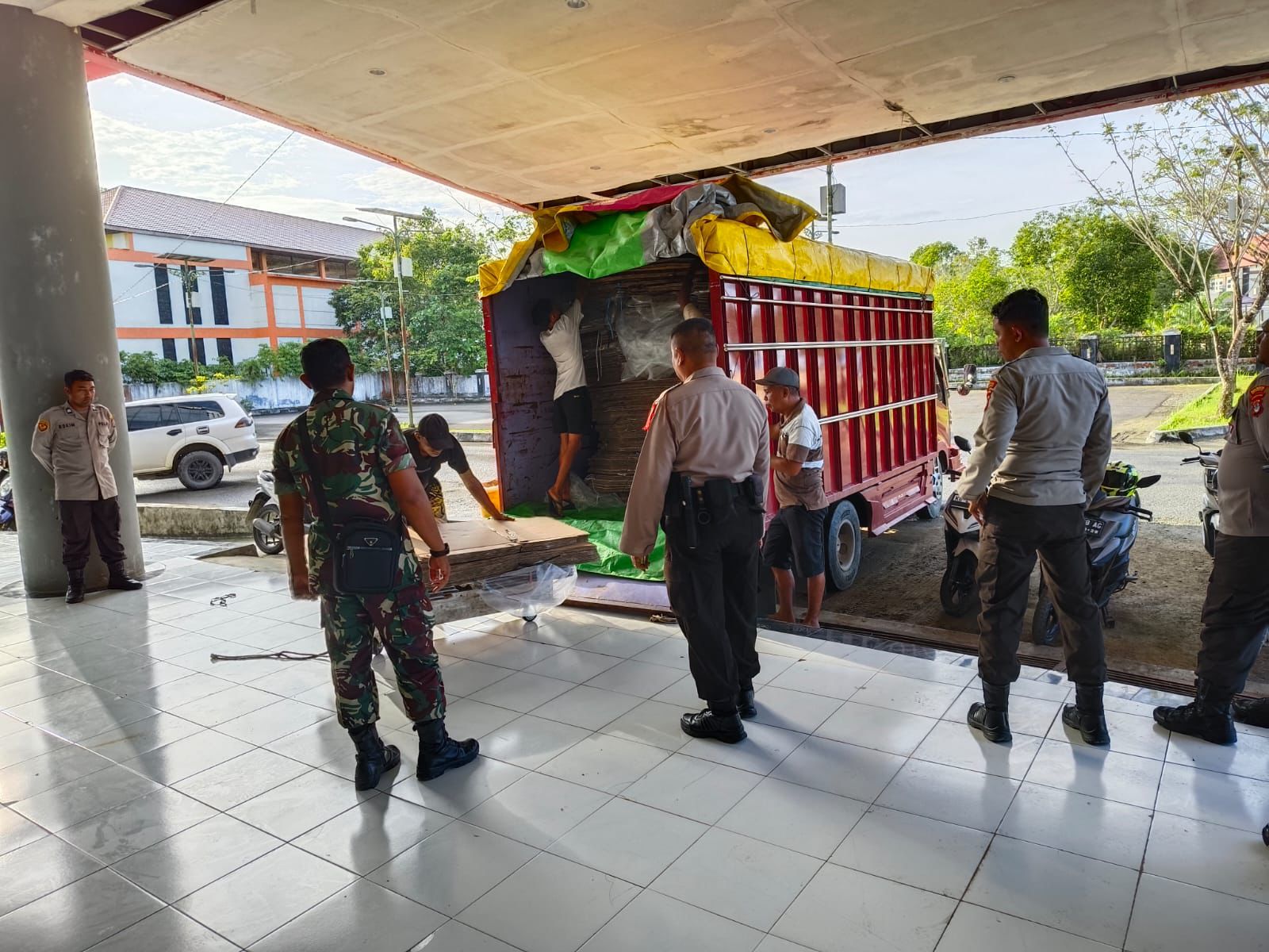 Istimewa PENGAMANAN : Polda Kaltara terus beri pengamanan dan pengawalan yang merupakan bagian dari tugas Polri untuk memastikan keamanan dan keselamatan dokumen Pilkada.