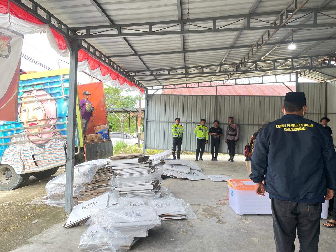 DOK KPU NUNUKAN GUDANG LOGISTIK: Logistik pilkada yang telah datang ke gudang KPU baru dari tiga kecamatan di Nunukan.