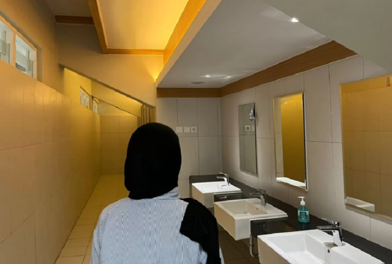 KP FASILITAS PENDUKUNG. Selain kapasitasnya yang ditingkatkan, GOR Segiri juga dilengkapi dengan toilet umum dan fasilitas untuk penyandang disabilitas.
