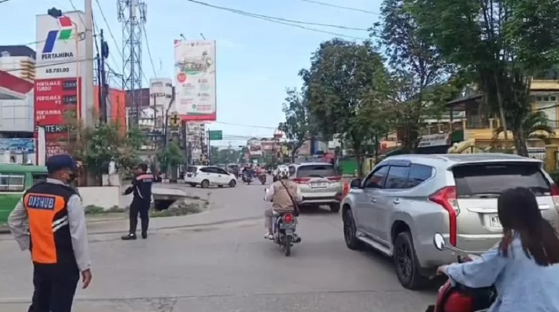 EKO/KP MULAI LANCAR: Tak seperti biasanya, lalu lintas di simpang tiga Jalan Gatot Subroto yang menghubungkan Jalan KH Samanhudi berjalan normal.