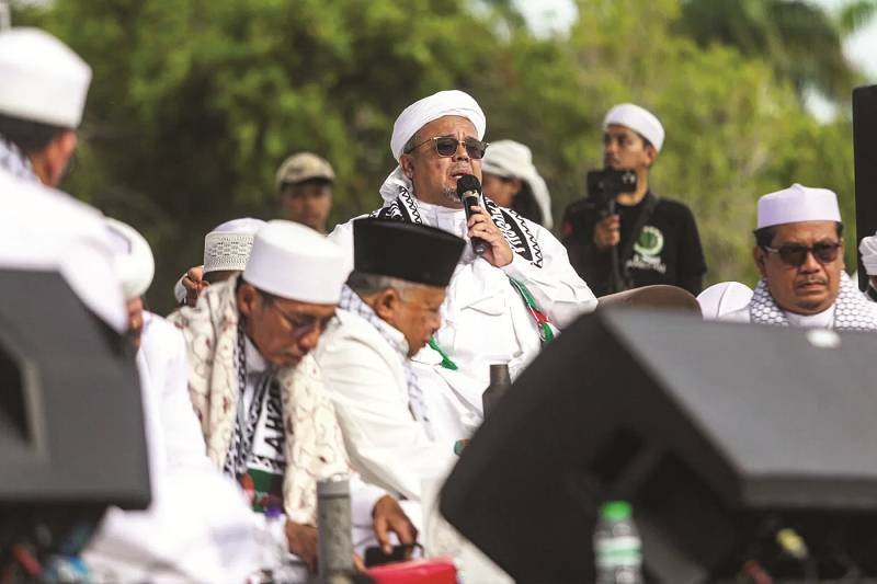 REUNI: Habib Rizieq Shihab menyampaikan sambutan saat mengikuti reuni 212 di Silang Monas, Jakarta, Senin (2/12/2024). &nbsp;(Dery Ridwansah/ JawaPos.com)