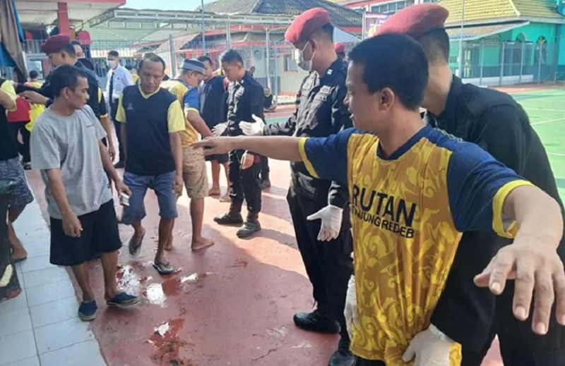 ARTA KUSUMA YUNANDA/BP GELAR RAZIA: Para petugas atau sipir Rutan Tanjung Redeb saat melakukan razia di blok hunian, kemarin.