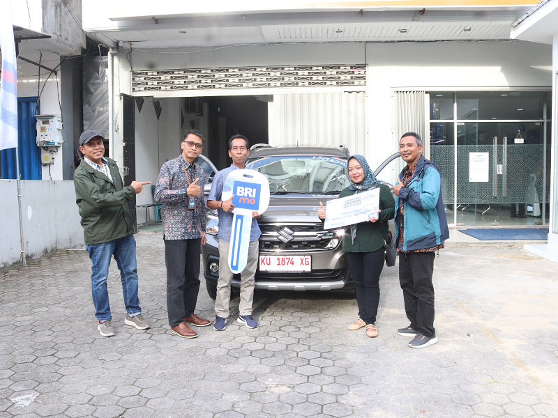 SERAHKAN HADIAH MOBIL: Branch Office Head BRI Tarakan Arief Budhiman menyerahkan hadiah grand prize satu unit mobil Suzuki XL7 kepada pemenang PHS Sri Wahyuni.