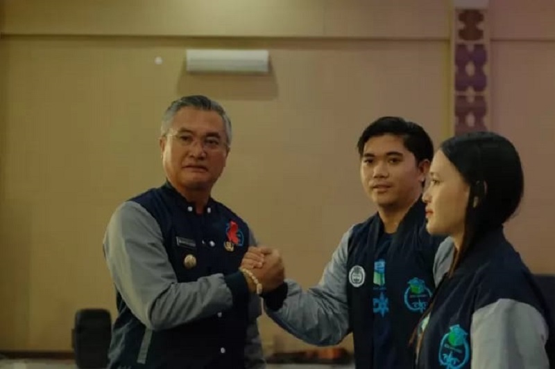 HADI ARIS//RADAR TARAKAN SDM UNGGUL: Bupati Malinau bersama mahasiswa yang ikut dalam program Desa Sarjana