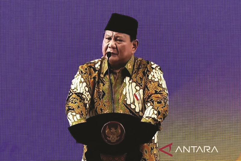 ANTARA/Andi Firdaus EFISIENSI: Presiden Prabowo Subianto saat berpidato dalam agenda pembukaan Milad Ke-53 dan Sidang Tanwir PP Muhammadiyah yang digelar di Kupang, Nusa Tenggara Timur, Rabu (4/12).