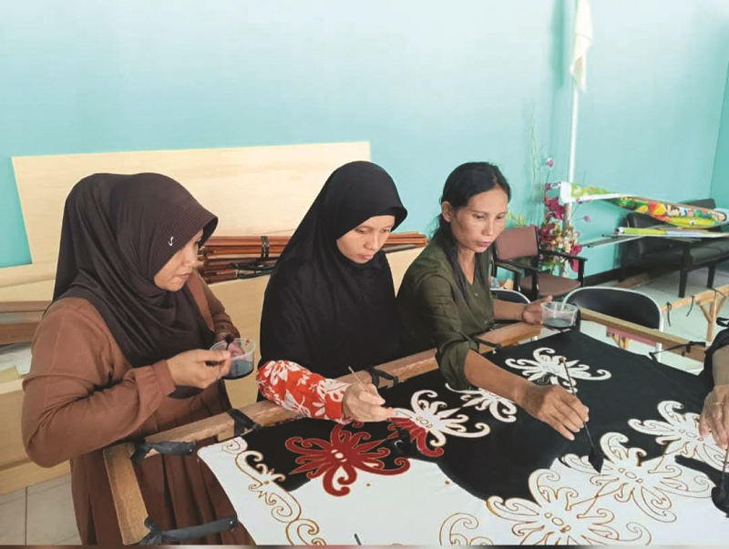 Istimewa MEMBATIK: Meski dengan segala keterbatasan, sejumlah warga penyandang disabilitas di Kabupaten Bulungan menunjukkan semangat tinggi dalam mengikuti program keahlian seni membatik.