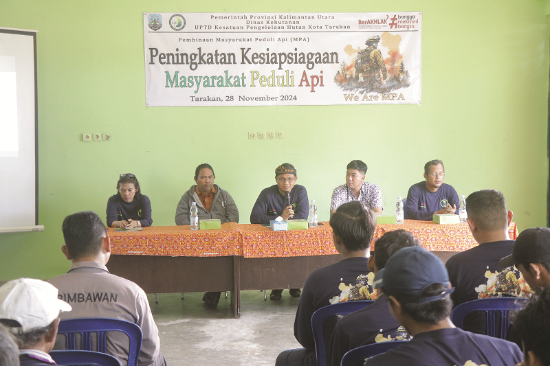 KPH Tarakan PEMBINAAN : Kepala UPTD KPH Kota Tarakan, Ridwanto Suma dan Widyaiswara Ahli Pertama di BPLHK Samarinda, Ginanjar Saras Adhiguna berfoto bersama panitia dan peserta kegiatan Pembinaan MPA