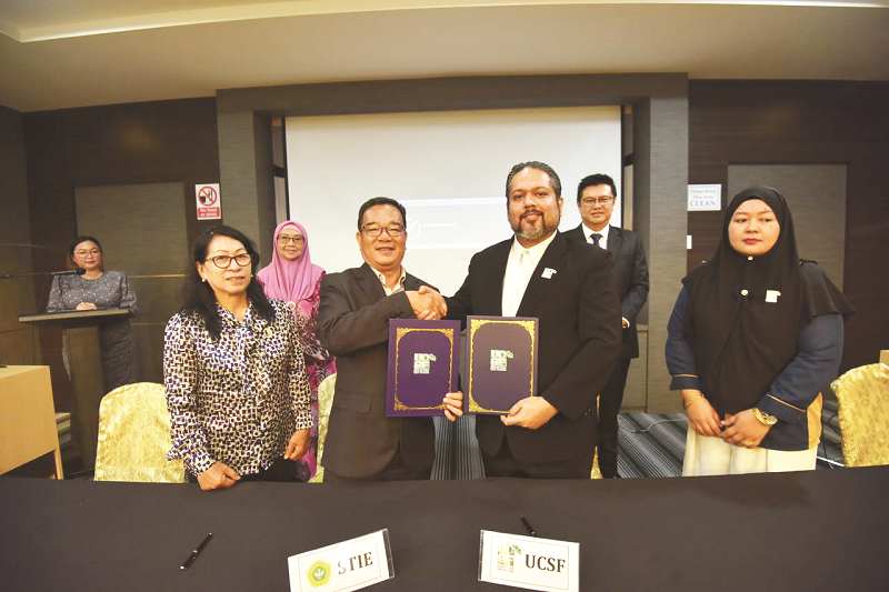 ISTIMEWA MOU: Datuk Dr. Rafiq Idris dan Dr. Marso saling tukar dokumen MoU yang telah ditandatangani.