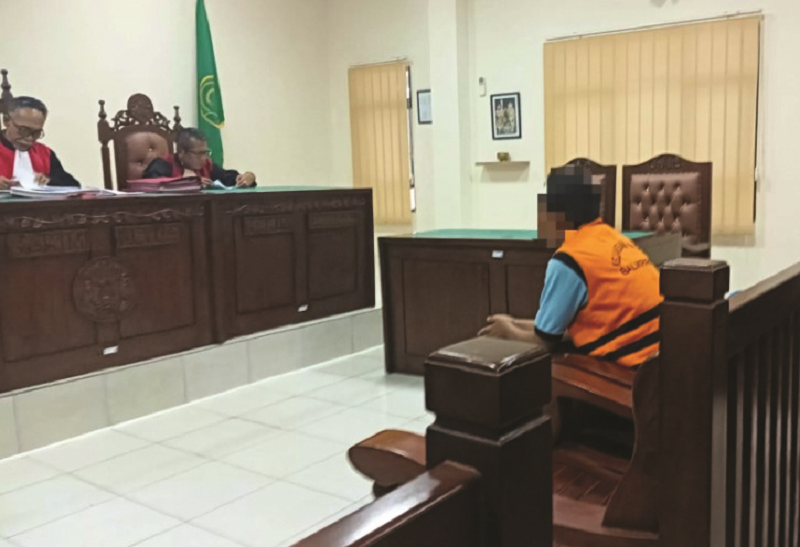 SYAHRUL/KP GELAPKAN; Terdakwa pasrah saat divonis penjara selama 3 tahun akibat kasus penggelapan dalam sidang putusan di PN Balikpapan.