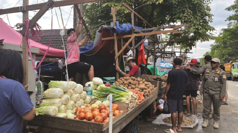 KP TINDAK TEGAS: Penertiban PKL Pasar Pandansari kembali dilakukan personel gabungan, Selasa (3/12).