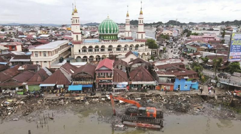 KP LANJUTAN: Pembongkaran rumah di bantaran Sungai Karang Mumus (SKM) dilanjutkan, dan berencana akan mengeruk sungai.