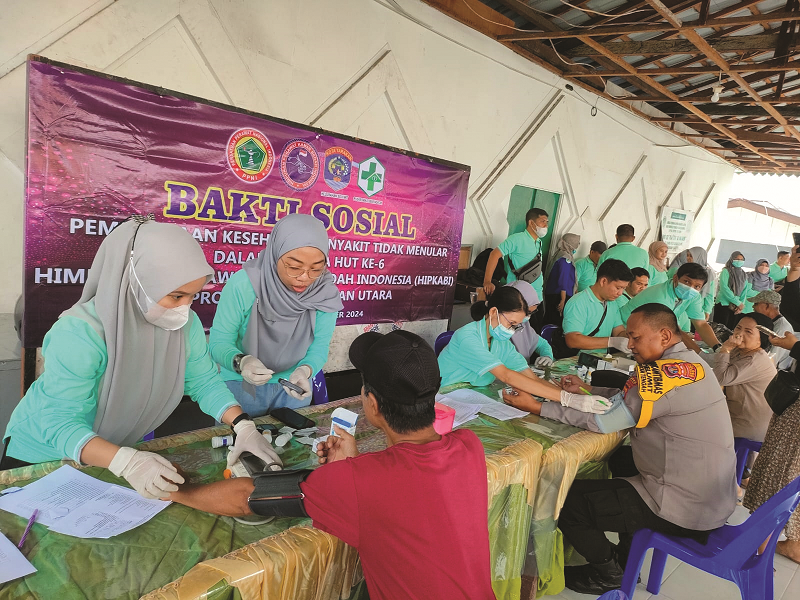 Ft 1. BAKSOS: Kegiatan rutin&nbsp; bakti sosial HIPKABI bersama warga Selumit di halaman Masjid Al Ma