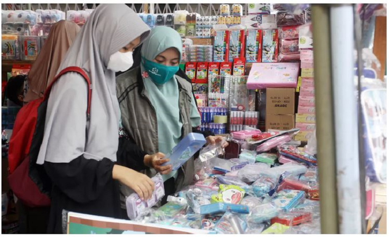 ILUSTRASI: Sejumlah orang tua dan anak-anak berburu perlengkapan sekolah dengan harga miring di kawasan Asemka, Pasar Pagi Lama, Jakarta Barat, Sabtu (9/7). (Dery Ridwaansah/JawaPos.com)-