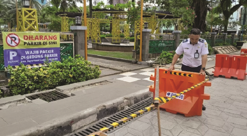 ARIF FADILLAH/BP LARANGAN PARKIR: Petugas dari Dishub Balikpapan memasang crossline dan blokade di kawasan Taman Bekapai, Senin (9/12).