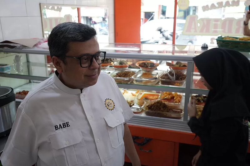 SERTIFIKASI: Kepala Badan Penyelenggara Jaminan Produk Halal (BPJPH) Haikal Hasan berada di sebuah warung Tegal (warteg) di Jakarta. (Humas BPJPH)