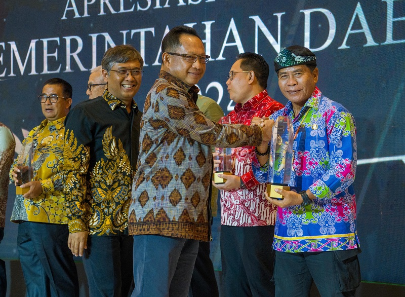 DKISP KALTARA PRESTASI: Gubernur Kaltara, Zainal A Paliwang saat menerima penghargaan AKPD 2024.