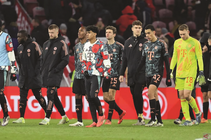 AFP/DANIEL ROLAND KEKALAHAN PERDANA: Para pemain Bayern Muenchen meninggalkan lapangan setelah ditaklukkan Mainz dengan skor 1-2 pada pekan ke-14 Liga Jerman di Stadion MEWA Arena, Mainz, Sabtu (14/1