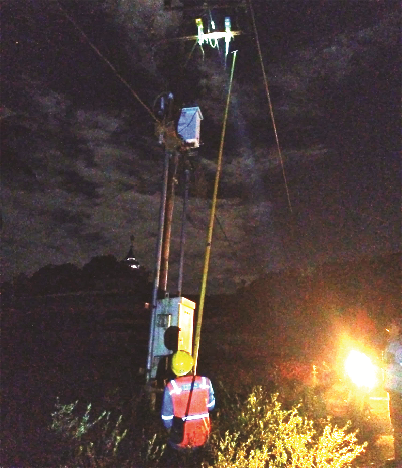 AMAN: Petugas PLN mengecek panel gardu di area terdampak banjir.