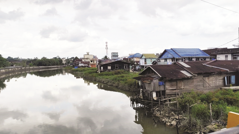 DENNY SAPUTRA TUNGGU ANGGARAN: Dua rumah yang berada di bantaran sungai Karang Mumus, kelurahan Temindung Permai, menanti pembayaran ganti rugi dari pemerintah, agar bisa dibongkar, demi melanjutkan