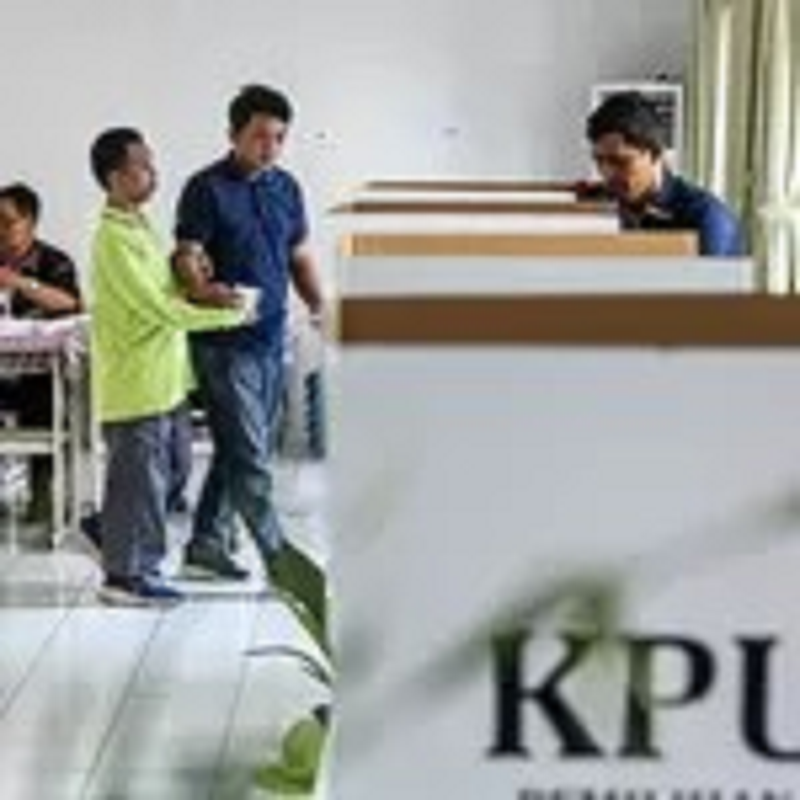 PILKADA: Penyandang disabilitas&nbsp; tunanetra&nbsp; saat mengikuti pemilihan kepala daerah 2024 yang berlangsung di TPS 007 Panti Sosial Tuna Netra Bina Cahaya Batin, Jakarta, Rabu (27/11/2024). (Miftahul Hay