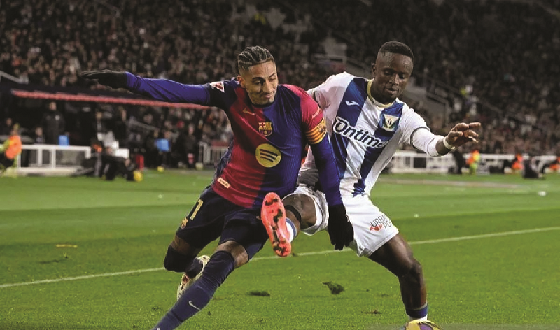 AFP/Josep Lago TELAN KEKALAHAN: Penyerang Barcelona Brasil&nbsp; Raphinha berebut bola dengan gelandang Leganes Guinea Seydouba Cisse.